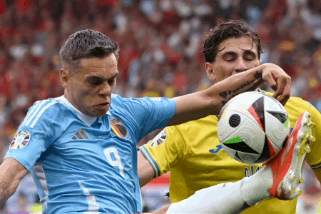 半场-德布劳内屡遭激光笔射眼卢卡库失良机 比利时暂0-0乌克兰