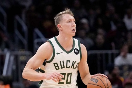 上赛季三分命中率40.8%！名记：雄鹿已全额保障AJ-格林212万薪水