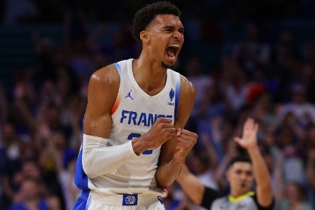 文班谈奥运首秀：27000人为我们加油不可思议 观众是比赛的第六人