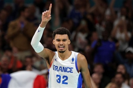 拉塞尔：文班应该是年度最佳新秀、DPOY、进步最快球员、MVP