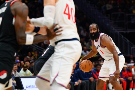 哈登谈首发五人组：我们在防守端克服难关 在进攻端相互学习