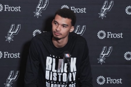 奥巴马：很难把目光从文班身上移开，他显得身边每个人都小小的