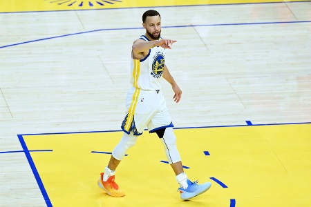 何等伟大？库里三分破4000里程碑！