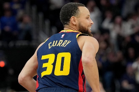 Shams：库里将前往迈阿密与球队会合，能否出战取决挫伤治疗反应