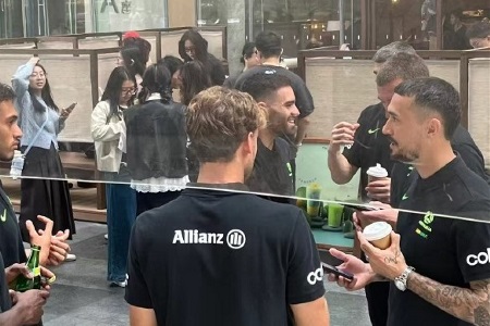 松弛感拉满！澳大利亚队员在杭州街头喝奶茶