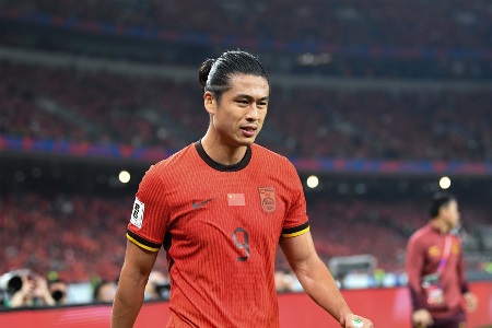 为国足加油！足球报：龙兴足球场及周边区域全力营造浓厚氛围