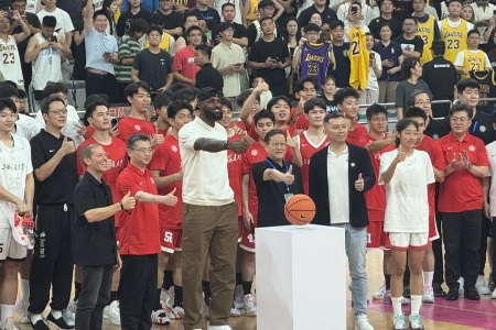 詹姆斯：中国总是给我极大的尊重和爱，不会是最后一次来！