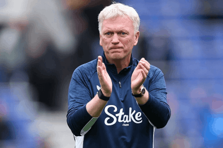 莫耶斯赛前就与主裁判发生激烈交谈，范迪克在一旁大笑