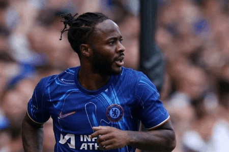 拜仁在关窗前目标投向斯特林，但球员无意离队