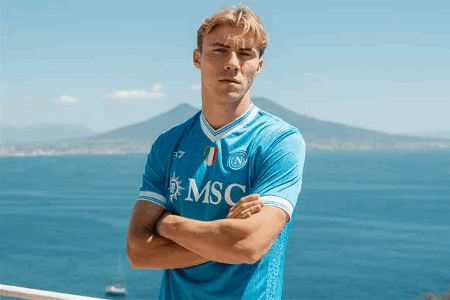 霍伊伦生涯8场欧冠进7球，此前在曼联时欧冠6场5球