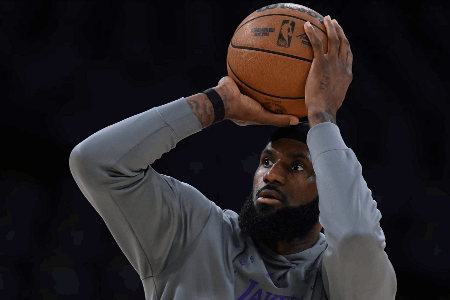 巴克利：詹姆斯就是屁股疼，这岁数轮休无需大惊小怪