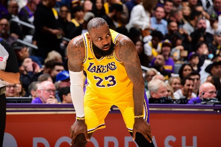 詹姆斯确定缺席揭幕战！最早11月中旬才能回归