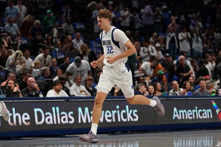 弗拉格NBA首秀砍两双！18岁335天成历史最年轻球员