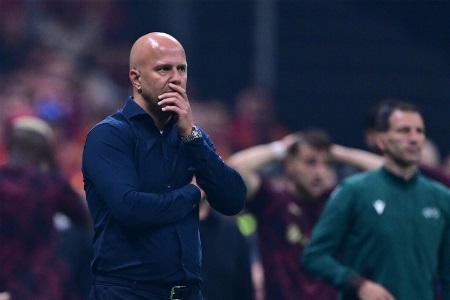 对手球迷嘲讽斯洛特将下课！后者面临最大考验