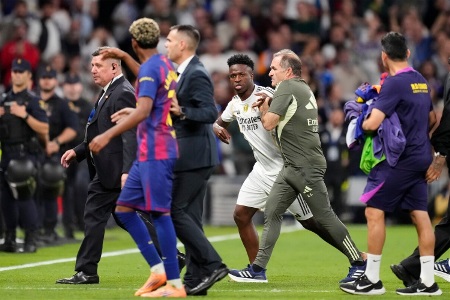 亚马尔还是太嫩了！国家德比冲突两度被警告话太多