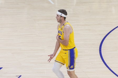 里夫斯连续5场场均砍34分&真实命中率68.7%！仅库里乔丹做到过