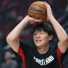 国内媒体人锐评：杨瀚森防挡拆被人打成ATM！