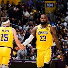 知名詹黑：里夫斯关键时刻的表现比詹姆斯强多了