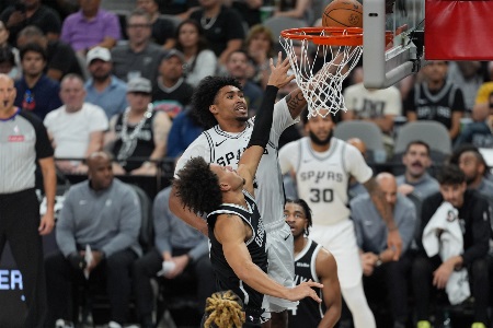 马刺风水有问题？哈珀脚穿保护靴离场