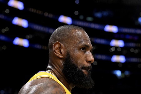 詹姆斯在训练中状态极佳！可能在本月中下旬就重返球场