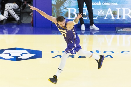 NBA官方：SHOWTIME卢卡 东契奇表现堪称巅峰湖人正持续攀升！