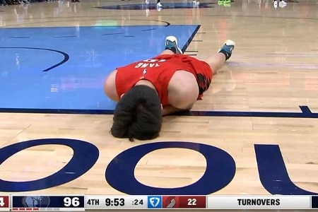 开拓者媒体人：杨瀚森已倒地裁判为何不吹停比赛并关照一下球员？