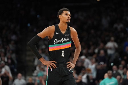 NBA杯1/4决赛打湖人！队记：马刺正在权衡是否让文班在本场复出