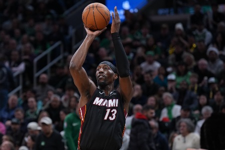 阿德巴约三分三不沾！解说弗雷泽调侃：他女友或许能帮他练练投篮