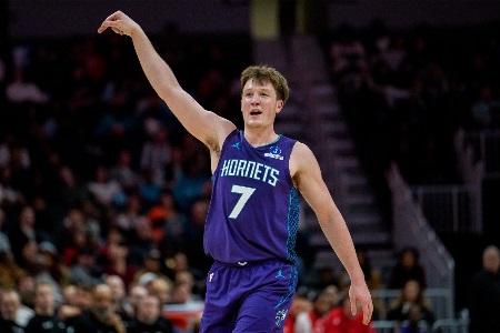 克尼佩尔新秀赛季11次以180俱乐部砍下20+ 追平库里共享历史第一