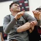 美媒体人：有克林根在 杨瀚森的上限就是一个优秀的替补大个子？