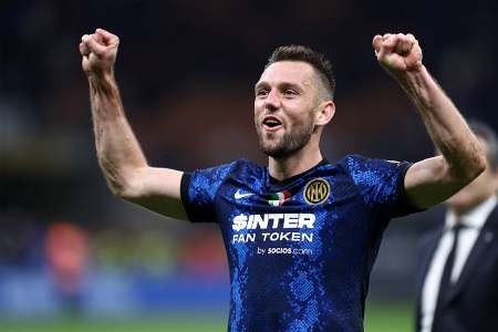 世体：巴萨关注中后卫引援目标，奥塔门迪、德弗里和塞内西在列