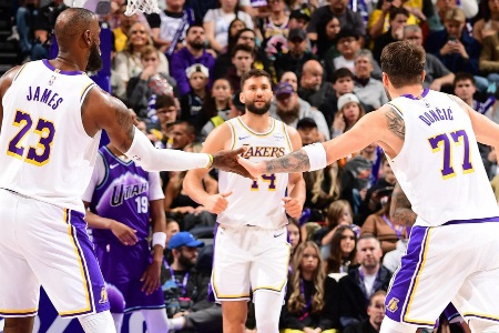 NBA情报：詹姆斯圣诞大战多项数据第一，火箭近期状态低迷