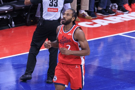 攻防的中流砥柱！莱昂纳德单场至少55分10板5断3帽 NBA历史首人，当代乔丹回来了