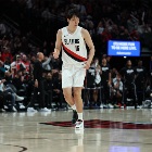 解说：杨瀚森今天是正常轮换的感觉 不是蹭几分钟 这是融入的表现