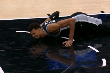 幸无大碍！文班亚马左膝轻微过度伸展