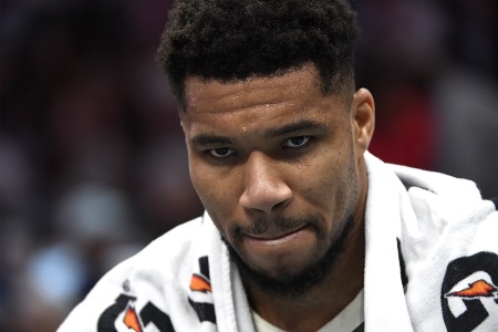 字母哥真要走？公开表态有人不按战术打