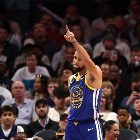 三分线外独一档！库里连续75场比赛至少投进1个三分 生涯第4次