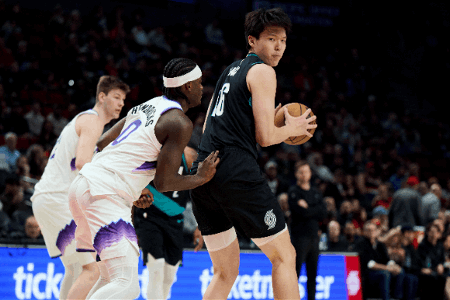 拓媒：领先30分就给杨瀚森2分钟 只要他没打出联盟最差的表现就行