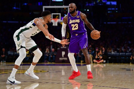 湖人VS雄鹿裁判报告：字母哥对詹姆斯盖帽没犯规!