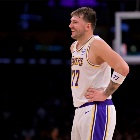 东契奇到底说了什么？施罗德试图在走廊殴打他