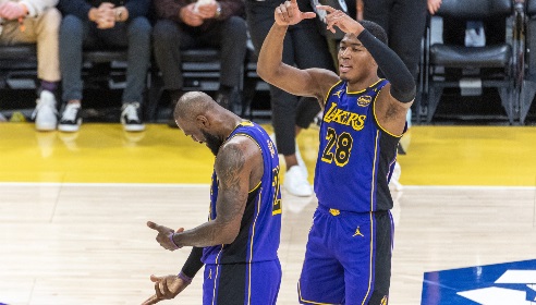 八村吹捧老詹：我认为没人能像他那样保持顶尖水准