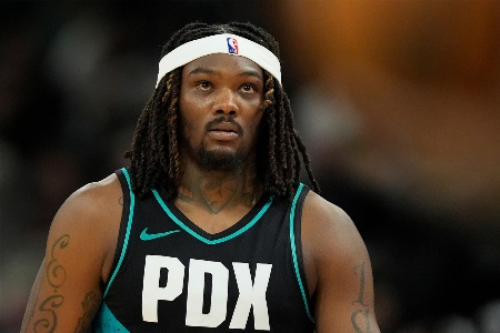 跟队记者：开拓者内线中罗威目前最有可能被交易