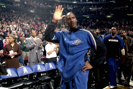 媒体人：03年乔丹无缘首发卡特让位 今年有无懂事晚辈让给老詹？