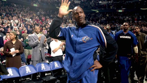 媒体人：03年乔丹无缘首发卡特让位 今年有无懂事晚辈让给老詹？