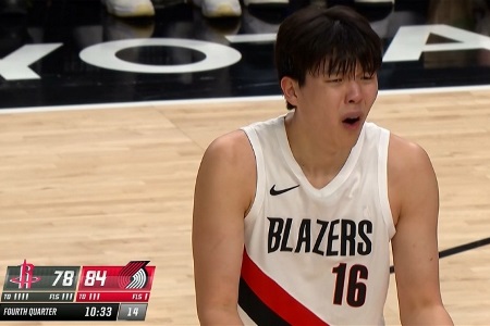 拓媒：杨瀚森总抱怨裁判 可有些犯规/违例太明显 难道在CBA不吹？