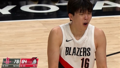 拓媒：杨瀚森总抱怨裁判 可有些犯规/违例太明显 难道在CBA不吹？