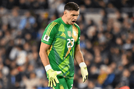 英超情报：纽卡中场添伤后场有望回归，维拉大马丁复出在望！