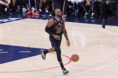 NBA高管：湖人只会与两三支球队讨论詹姆斯交易 包括骑士和勇士