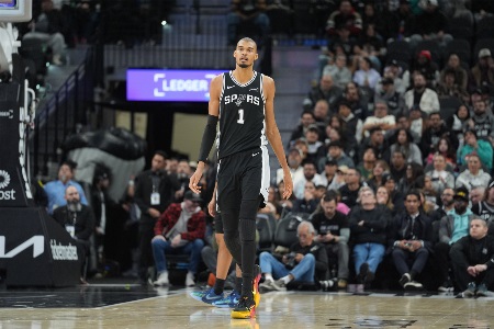 解说：马刺是真不落后不会打球 进攻端你那么大空位投不进