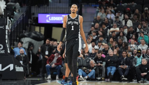 解说：马刺是真不落后不会打球 进攻端你那么大空位投不进